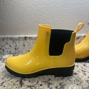 Short yellow rain boots size 7